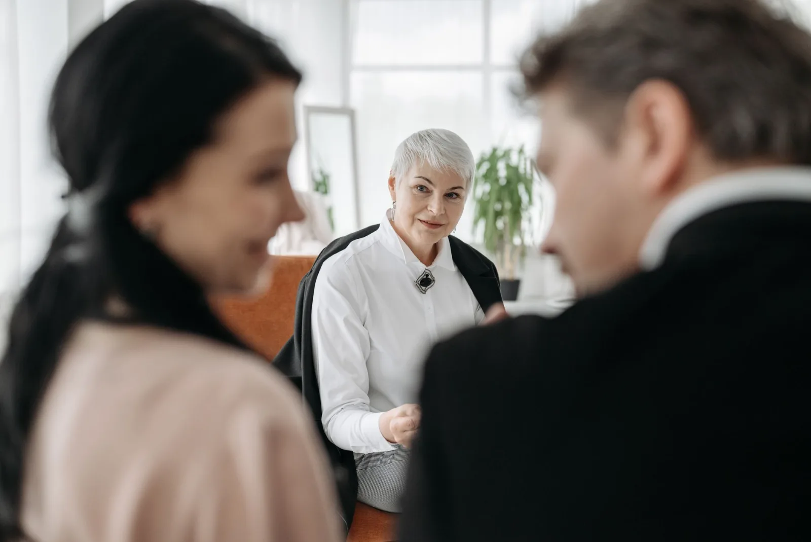 Norsk småbedriftseier ved arbeidsplassen sin, rolig og fornøyd