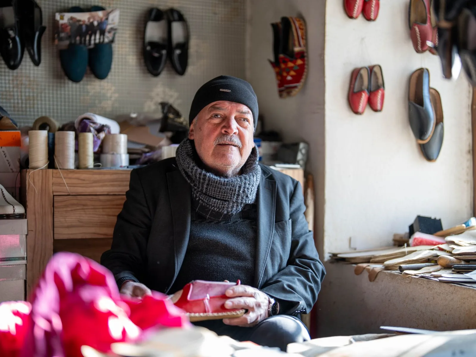 Norsk bedriftseier med kaffe, åpen for en uforpliktende prat